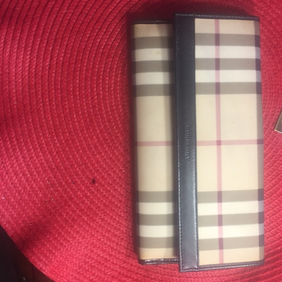 Burberry Handbags - Burberry Wallet Leather EXCELLENT  CONDITIONS